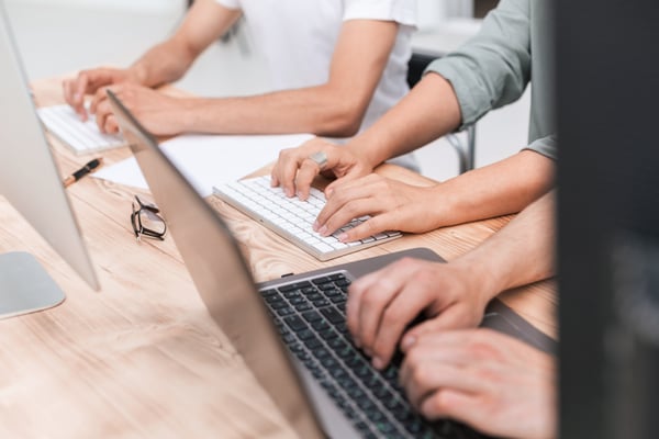 business-team-uses-laptop-analyze-incoming-information